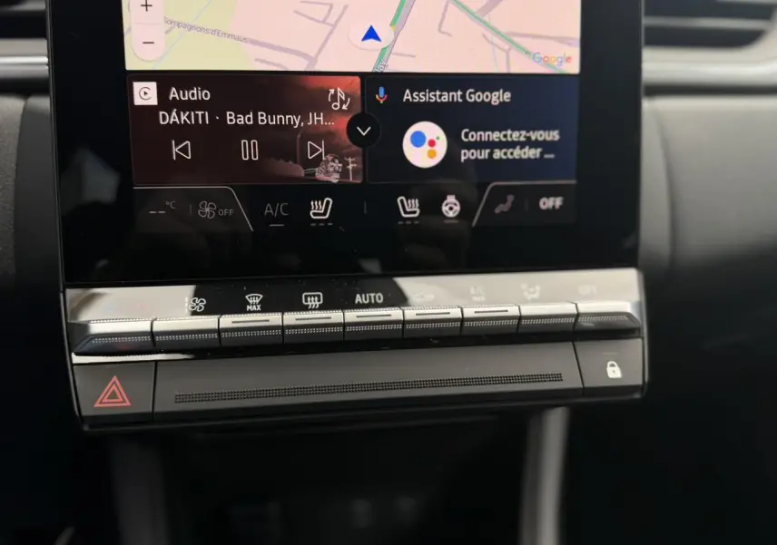 Gros plan sur l’écran tactile central et la rangée de boutons de commande de la Renault Captur gris Rafale.
