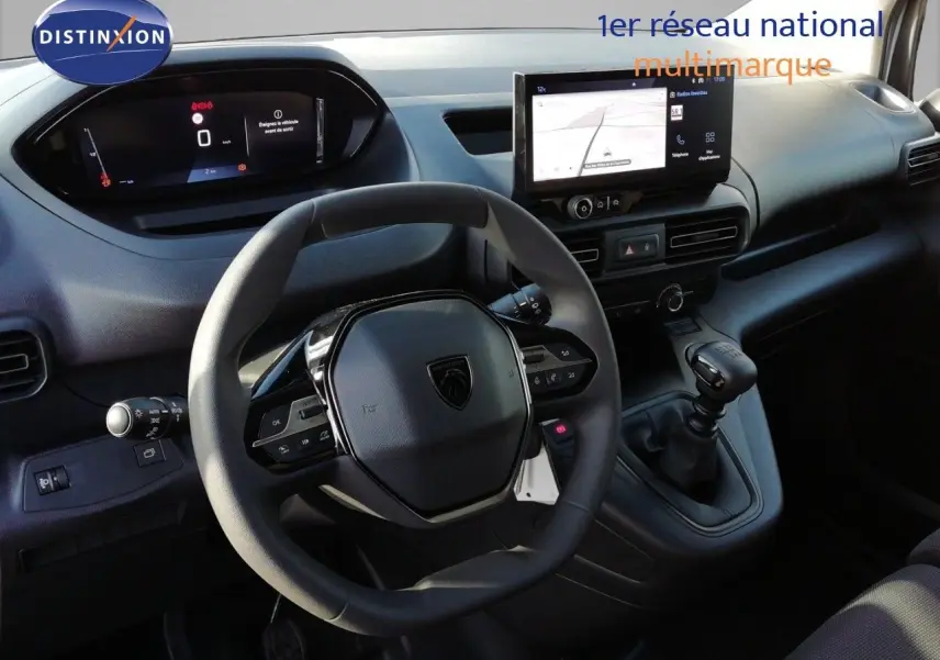 Vue intérieure du poste de conduite du Peugeot Partner 2026 blanc Kaolin, avec volant multifonction et écran tactile central.