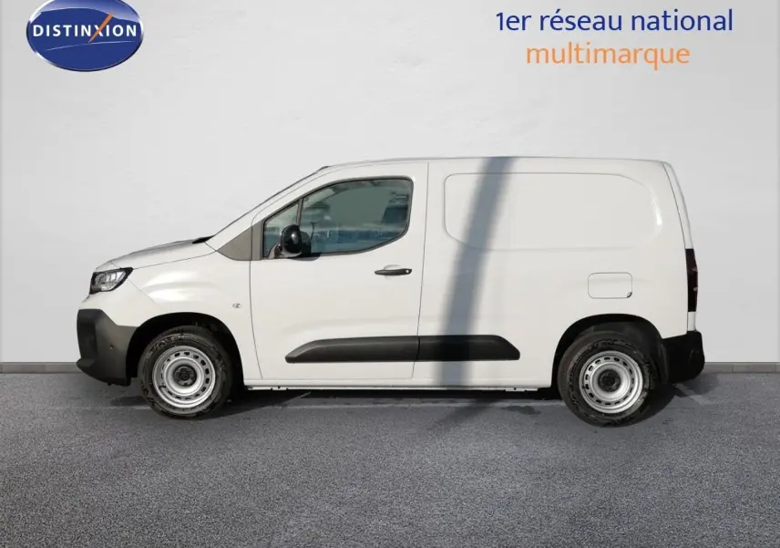 Peugeot Partner blanc Kaolin vu de profil côté gauche, fourgonnette utilitaire avec protections noires sur les portières.