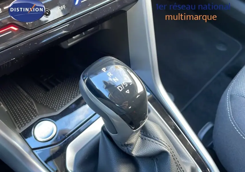 Le levier de vitesse automatique noir du Volkswagen T-Roc 1.5 TSI 150CH DSG Life 30 Years, vue rapprochée de la console centrale.