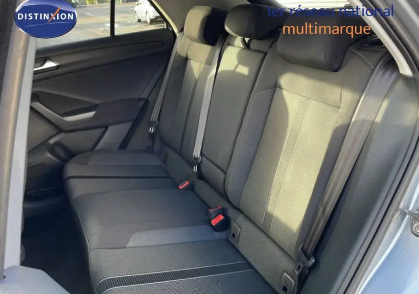 Vue intérieure des sièges arrière en tissu noir du Volkswagen T-Roc 2025, côté droit avec ceinture de sécurité visible.