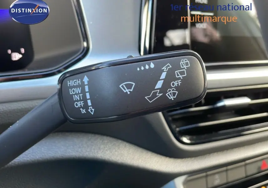 Gros plan sur la commande d’essuie-glace dans l’habitacle du Volkswagen T-Roc gris pyrite 2025.