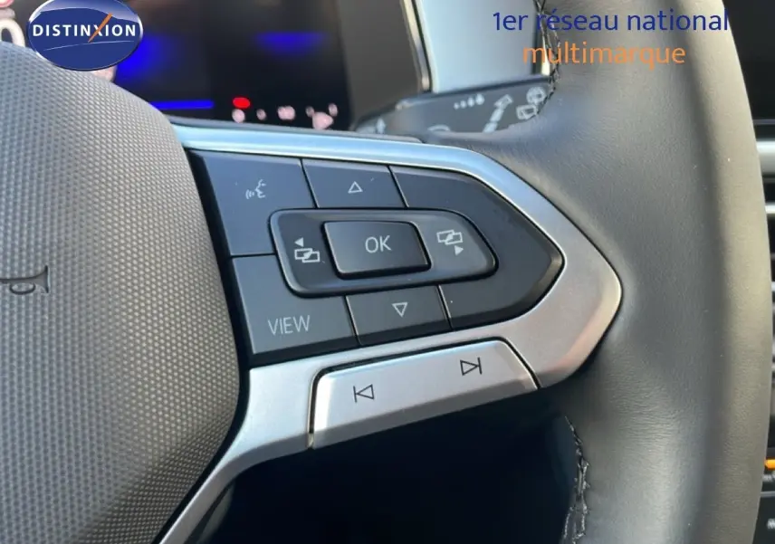 Gros plan sur les commandes multifonctions au volant en cuir noir du Volkswagen T-Roc 2025, finition Life 30 Years.