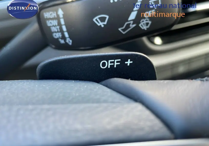 Détail du commodo et palette de commande au volant dans l’habitacle du Volkswagen T-Roc gris pyrite 2025.