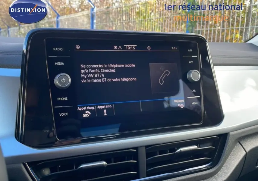 Vue rapprochée de l’écran tactile central du Volkswagen T-Roc gris pyrite, affichant le menu Bluetooth et commandes multimédia.