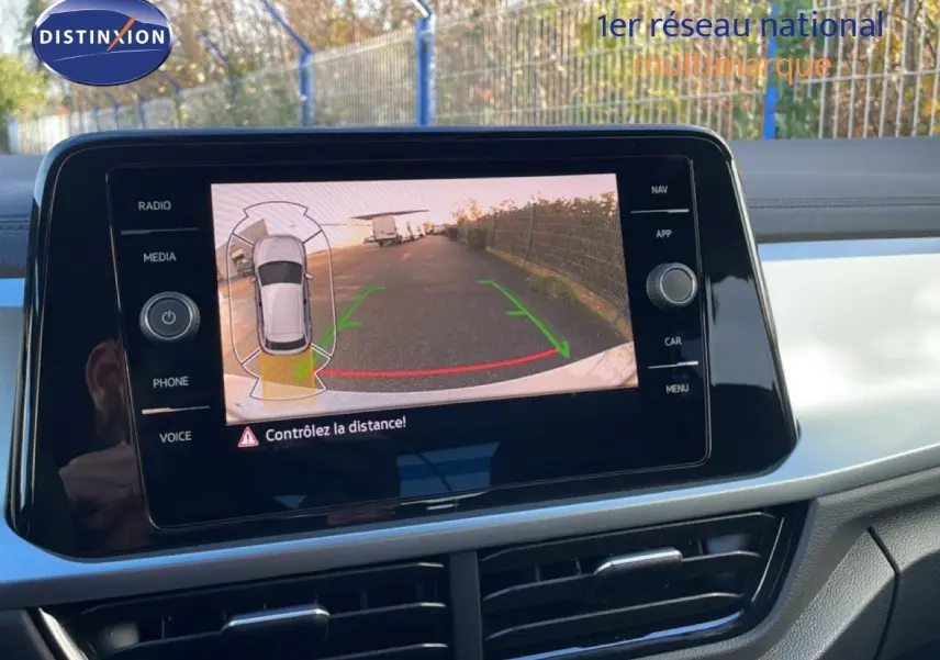 Écran central affichant la caméra de recul avec guidage dynamique dans un Volkswagen T-Roc gris Pyrite 2025.