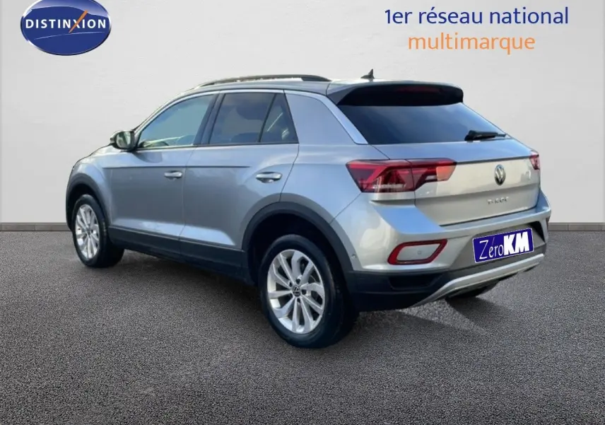 Volkswagen T-Roc gris pyrite métal vu en 3/4 arrière droit, mettant en valeur ses lignes modernes et ses jantes alliage.