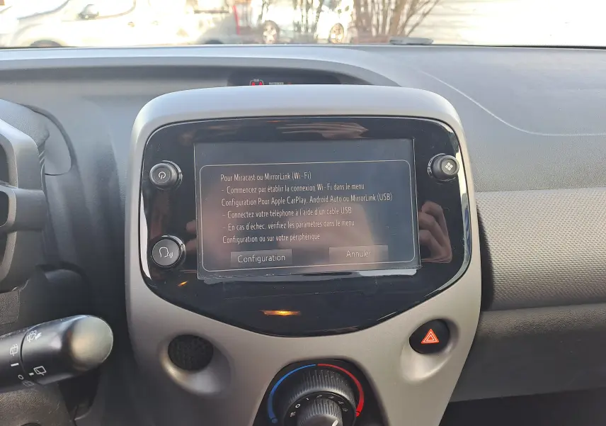 Tableau de bord de Peugeot 108 noir 2020 avec écran tactile central affichant les options de connexion Wi-Fi et USB.