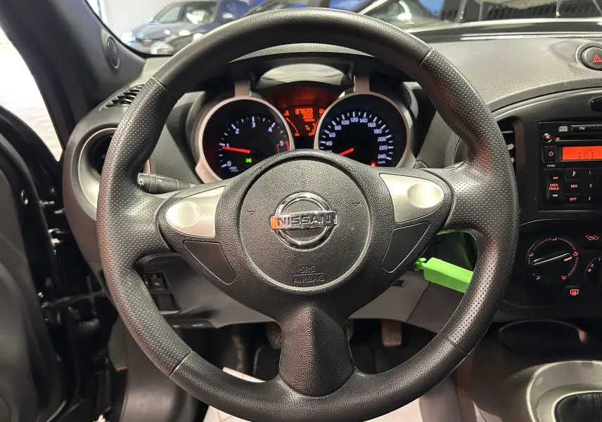Vue intérieure centrée sur le volant Nissan dci 110 Acenta noir avec tableau de bord et commandes visibles.