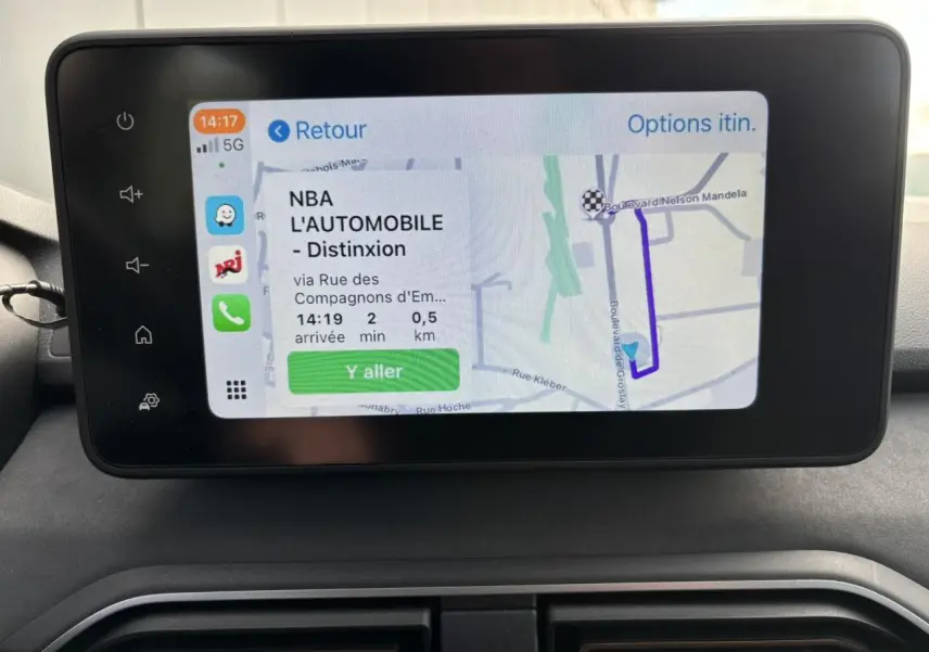 Écran tactile 8 pouces du système Media NAV affichant une navigation GPS dans l'habitacle du Dacia Sandero Stepway Bleu Iron.