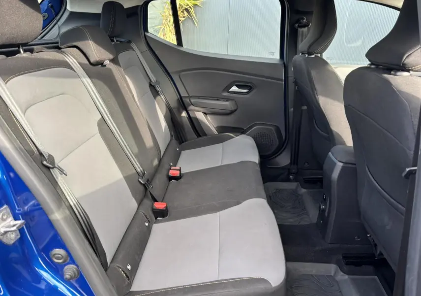 Vue intérieure côté gauche des sièges arrière gris et noirs du Dacia Sandero Stepway Bleu Iron 2025.