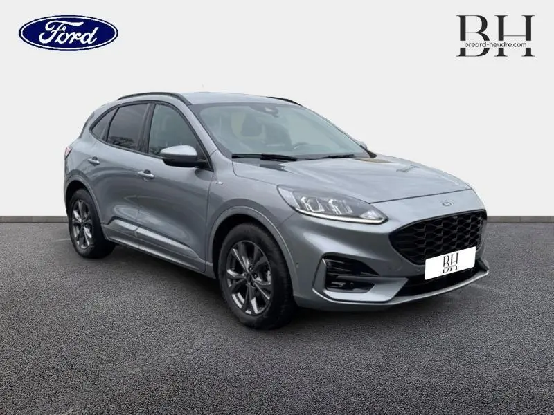 Vue 3/4 avant d'un Ford Kuga gris Solar métallisé avec vitres arrière surteintées et jantes alliage.