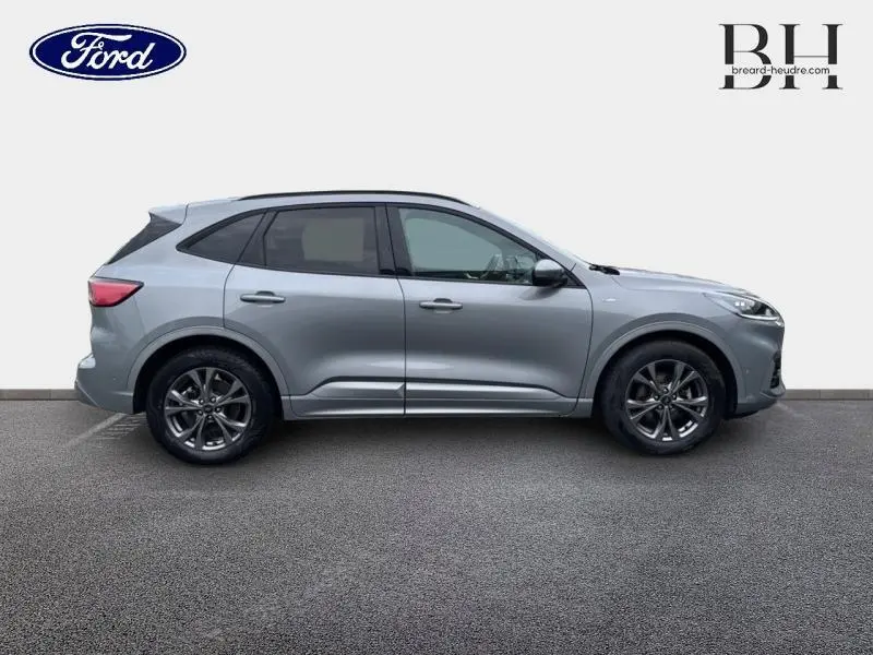 Ford Kuga gris Solar métallisé vu de profil côté gauche avec jantes alliage et vitres arrière surteintées.