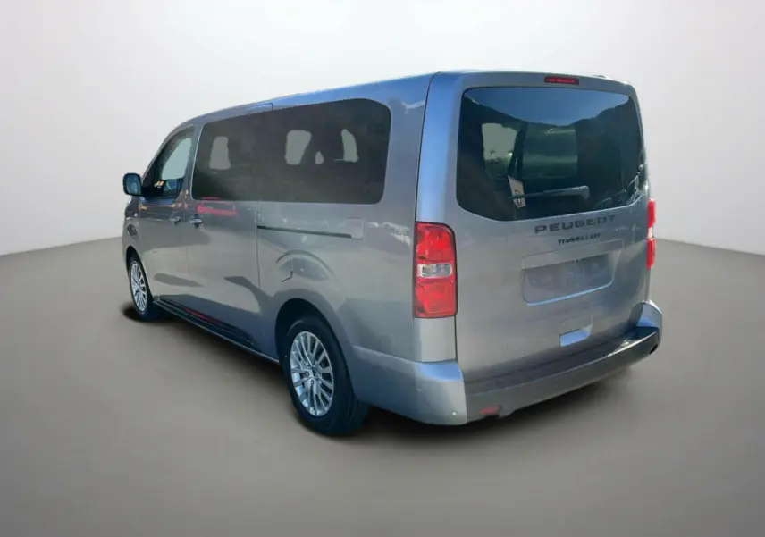 Peugeot Traveller gris acier vu 3/4 arrière droit avec vitres surteintées et portes latérales coulissantes.