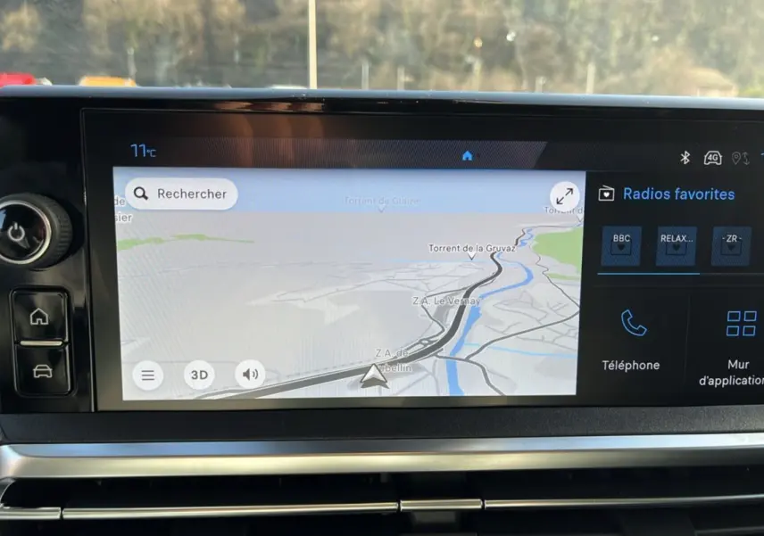 Écran tactile central du Peugeot Traveller 2025 affichant la navigation GPS et les radios favorites.