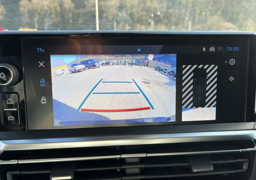 Écran tactile intérieur du Peugeot Traveller 2025 montrant la caméra de recul et l’aide au stationnement.