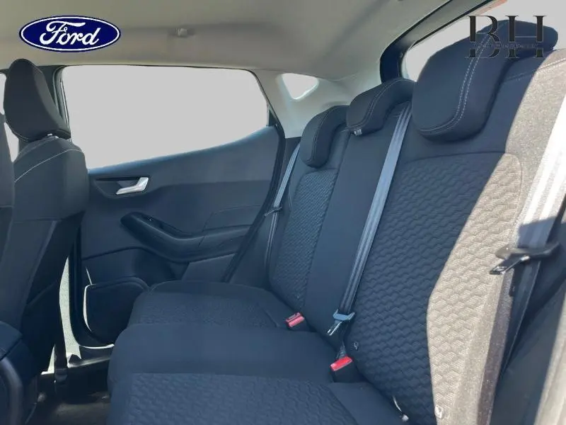 Vue intérieure arrière droite de la Ford Fiesta 2022, montrant la banquette tissu noir Kasbah avec ceintures de sécurité.