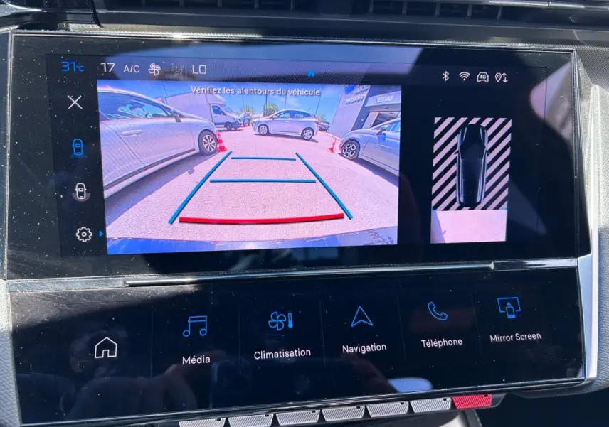 Écran tactile du cockpit numérique montrant la caméra de recul et l’aide au stationnement du Peugeot 308 SW noir.