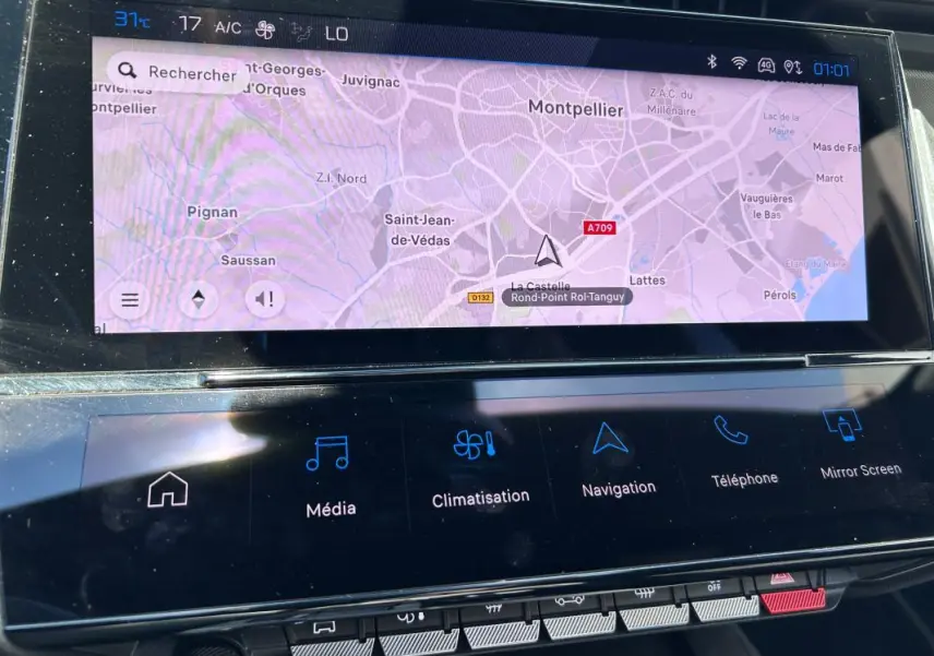 Vue rapprochée de l’écran tactile central avec navigation affichée dans une Peugeot 308 SW PHEV 225 e-EAT8 GT 2023.