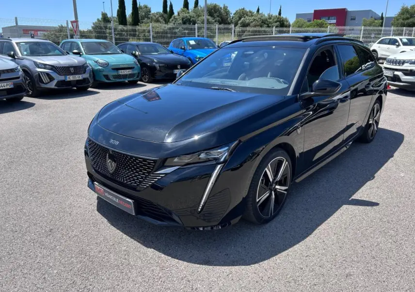 Peugeot 308 SW PHEV noir vue 3/4 avant droit avec jantes alliage 18 pouces et toit ouvrant électrique.