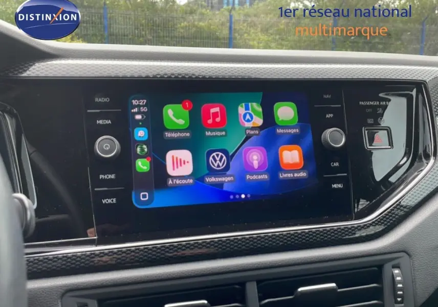 Écran tactile central de la Volkswagen Polo blanc pur 2022 affichant les applications connectées, vue intérieure frontale.