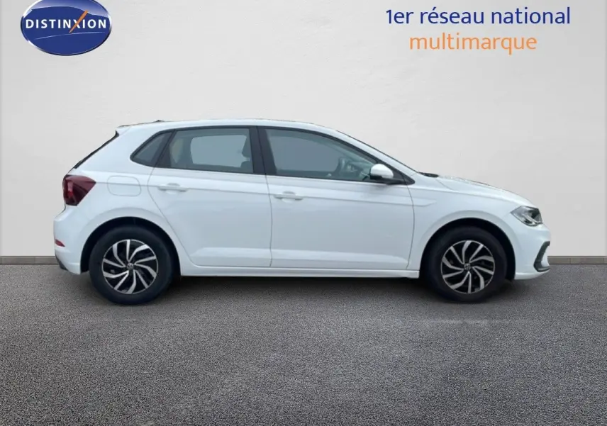 Profil droit d'une Volkswagen Polo blanche 2022, version Life Business, sur fond neutre avec jantes noires et argentées.