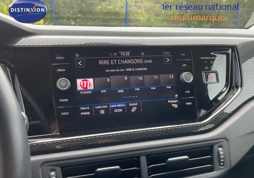 Vue intérieure centrée sur l'écran multimédia tactile de la Volkswagen Polo 2022, affichant la radio "Rire et Chansons".