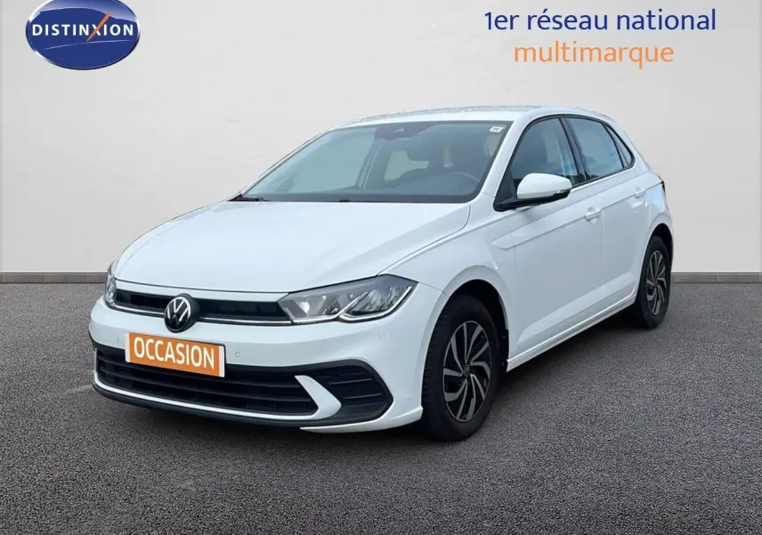 Volkswagen Polo blanc pur vue 3/4 avant droit, avec jantes noires et détails de calandre noirs.