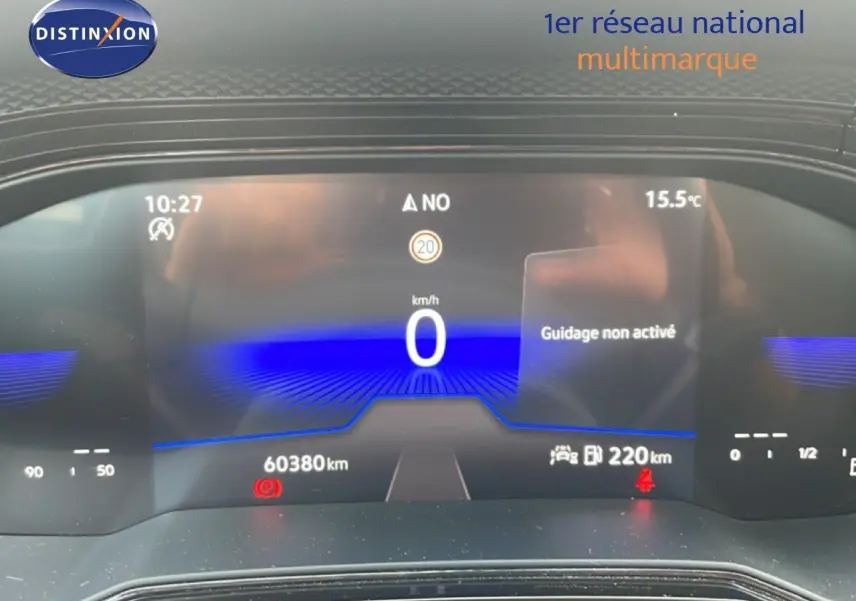 Tableau de bord numérique de Volkswagen Polo blanc pur 2022, affichage vitesse à 0 km/h, vue intérieure frontale.