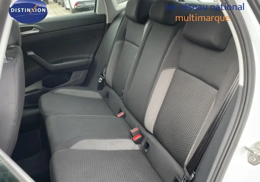 Vue intérieure sur la banquette arrière côté droit d'une Volkswagen Polo blanche avec sièges tissu noir et gris.