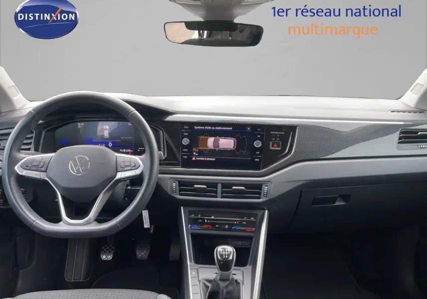Vue intérieure frontale du tableau de bord noir de la Volkswagen Polo 1.0 TSI 95ch Life Business avec boîte manuelle.