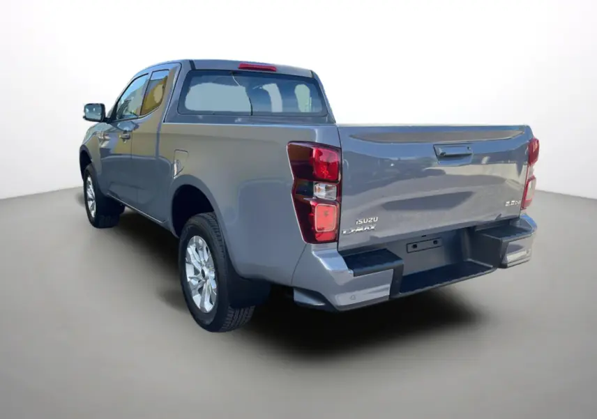 Vue 3/4 arrière gauche d'un Isuzu D-MAX 2.2 TD 164 Space Evolution gris Kinabalu avec jantes alu 18 pouces.