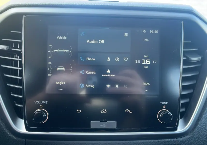 Écran tactile central du tableau de bord de l'Isuzu D-MAX 2026 avec interface Android Auto et commandes audio.
