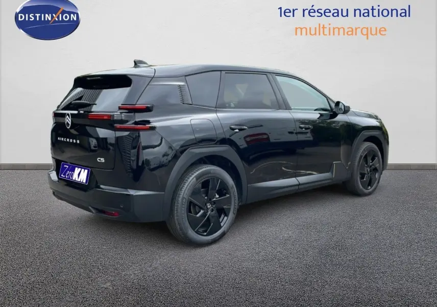 Vue 3/4 arrière droite du Citroën C5 Aircross noir Perla Nera, mettant en valeur ses feux LED et jantes noires.