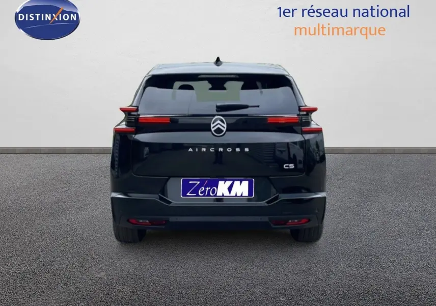 Vue arrière d'un Citroën C5 Aircross noir Perla Nera métallisé, avec feux arrière LED distinctifs et logo central visible.