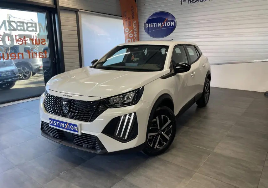 Peugeot 2008 blanc en 3/4 avant droit, avec calandre noire et feux LED à griffes distinctifs.