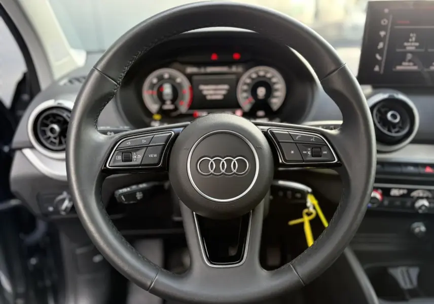 Volant multifonction en cuir de l'Audi Q2 30 TDI S-Line 2025, vue frontale sur le tableau de bord numérique.