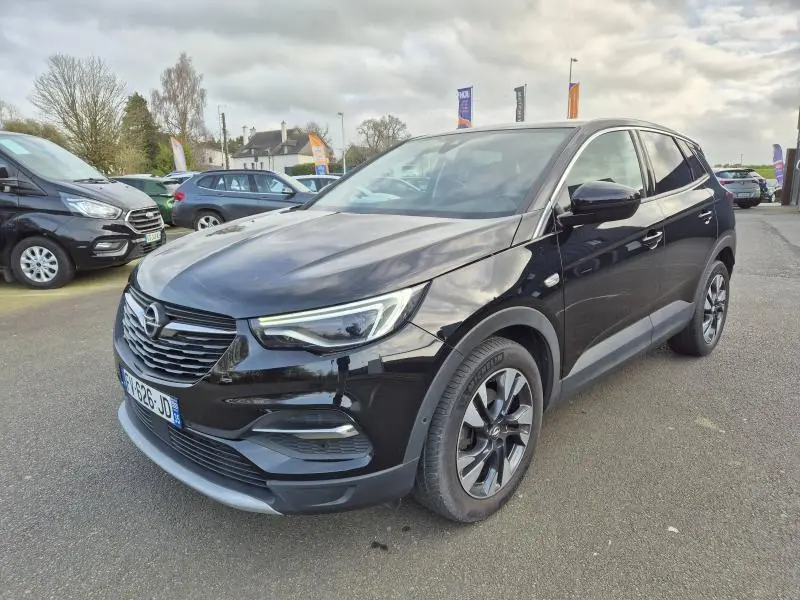Opel Grandland X noir diamant en 3/4 avant droit, avec phares LED et jantes alliage visibles.