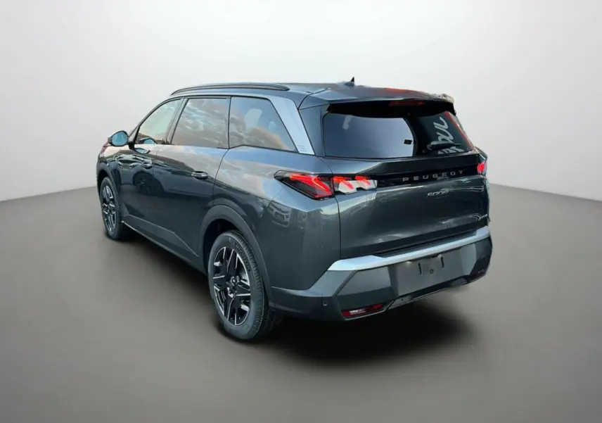Peugeot 5008 Hybrid 145 GT gris titane vue 3/4 arrière droit avec toit noir et jantes alu 19 pouces.
