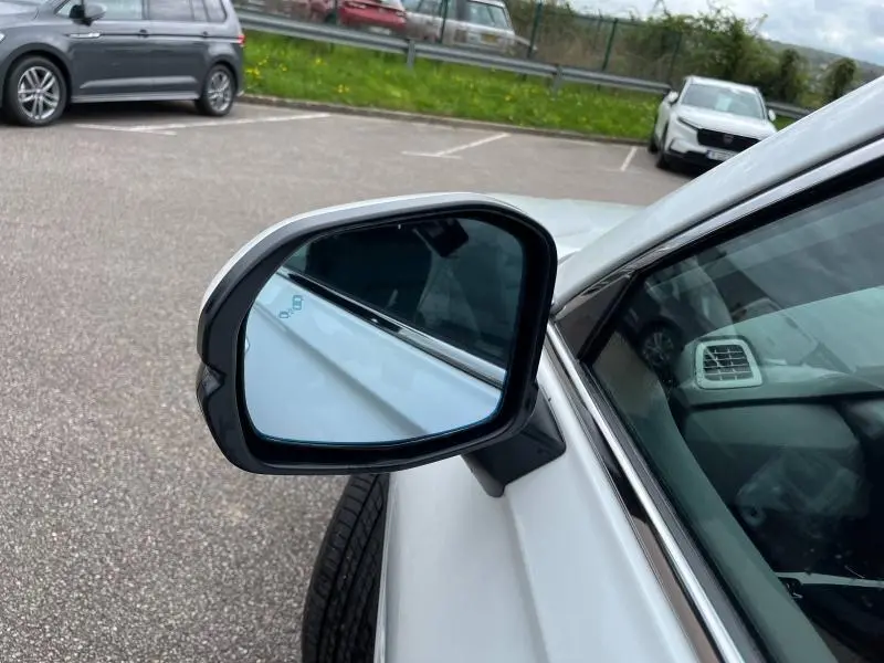 Rétroviseur côté gauche du Honda CR-V blanc platine nacré 2024, avec angle mort intégré visible.