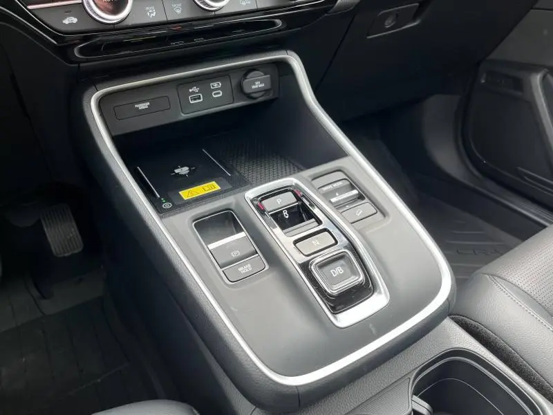 Vue rapprochée de la console centrale noire du Honda CR-V 2024 avec commandes de boîte auto et prises USB visibles.