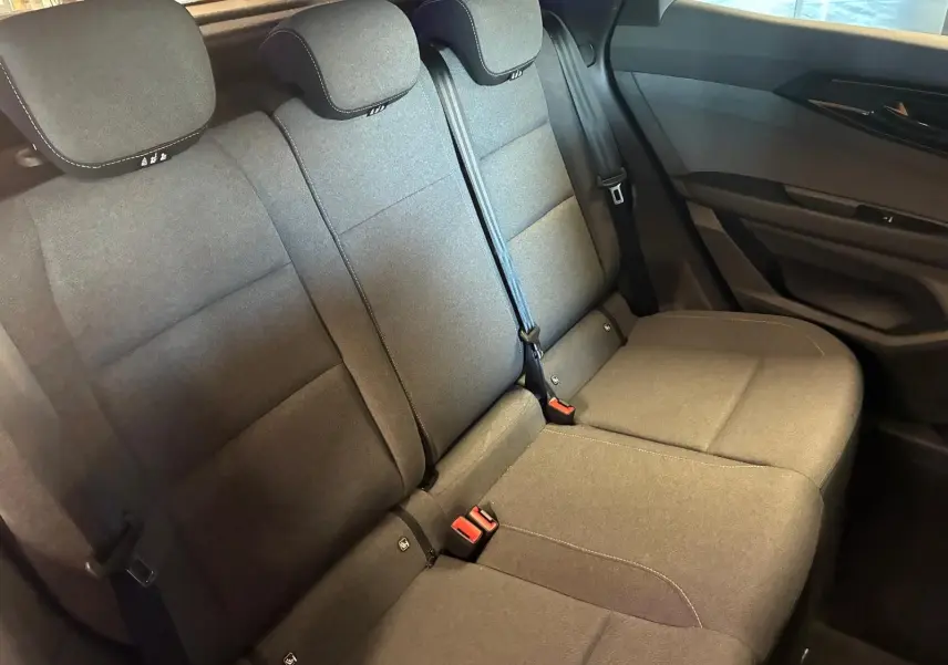Vue intérieure du siège arrière en tissu gris noir du Renault Austral 2024, avec ceintures de sécurité et appuie-têtes visibles.