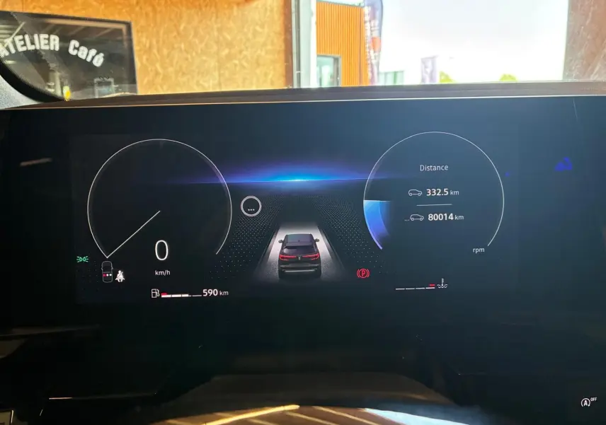 Tableau de bord numérique du Renault Austral bleu 2024, affichant la vitesse, la distance et l'autonomie.