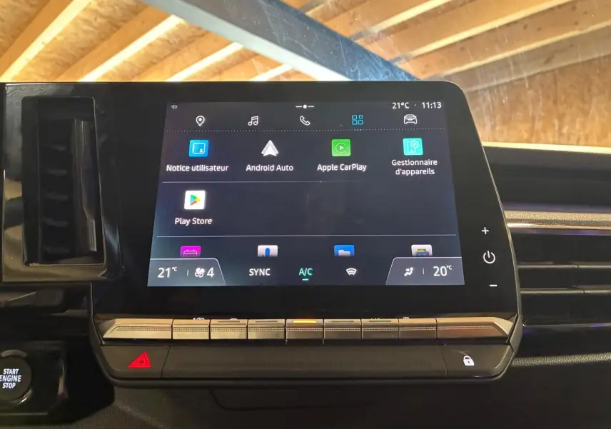 Vue rapprochée de l’écran tactile central du tableau de bord du Renault Austral 2024, affichant les options Android Auto et Apple CarPlay.