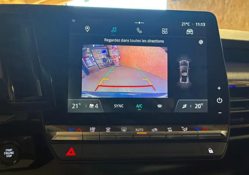Vue rapprochée de l’écran central du Renault Austral bleu 2024 affichant la caméra de recul et les commandes de climatisation.