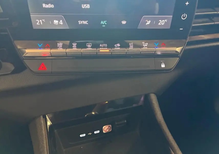 Gros plan sur la console centrale du Renault Austral bleu 2024, montrant les commandes climatisation et ports USB.