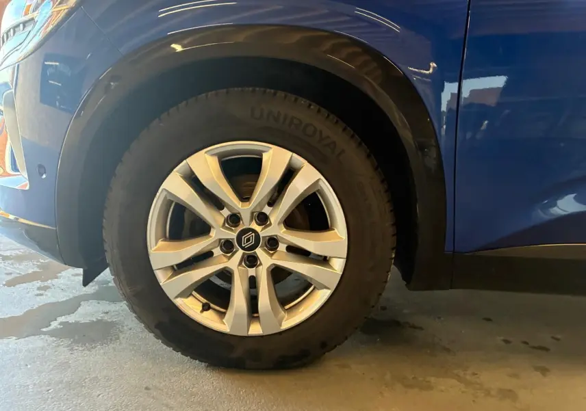 Gros plan sur la roue avant gauche du Renault Austral bleu 2024, mettant en valeur la jante alliage et le pneu Uniroyal.