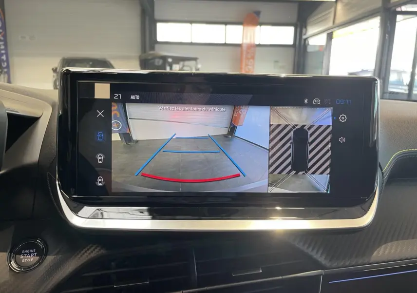 Écran intérieur du Peugeot 2008 2026 montrant la caméra de recul et la vue 360 en mode stationnement.
