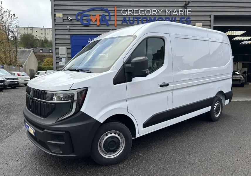 Renault Master blanc en vue 3/4 avant droit, fourgon utilitaire avec pare-chocs noir et jantes acier.