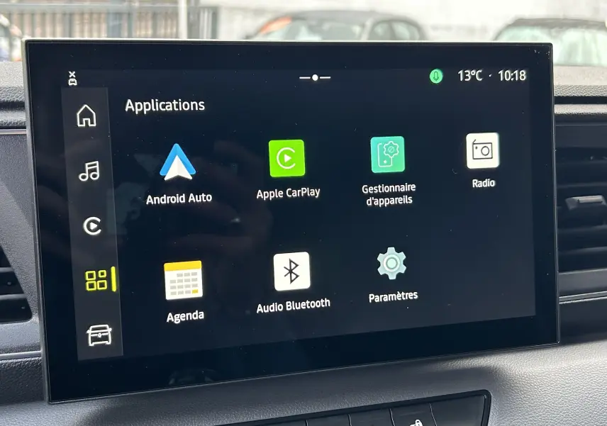 Écran tactile central du Renault Master 2026 affichant les applications Android Auto, Apple CarPlay et Bluetooth.